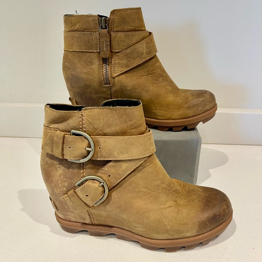 $240 Sorel Joan of Artic Wedge II Buckle. Color Khaki Size 7.5